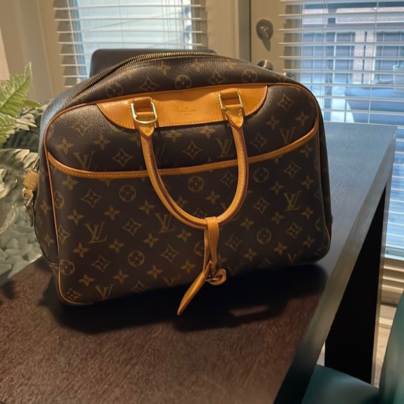 Authentic Louis Vuitton bag - Picture 1 of 10